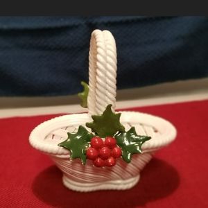 Nuova Capodimente Filli Vintage Porcelain Basket with Holly and Berries Motif